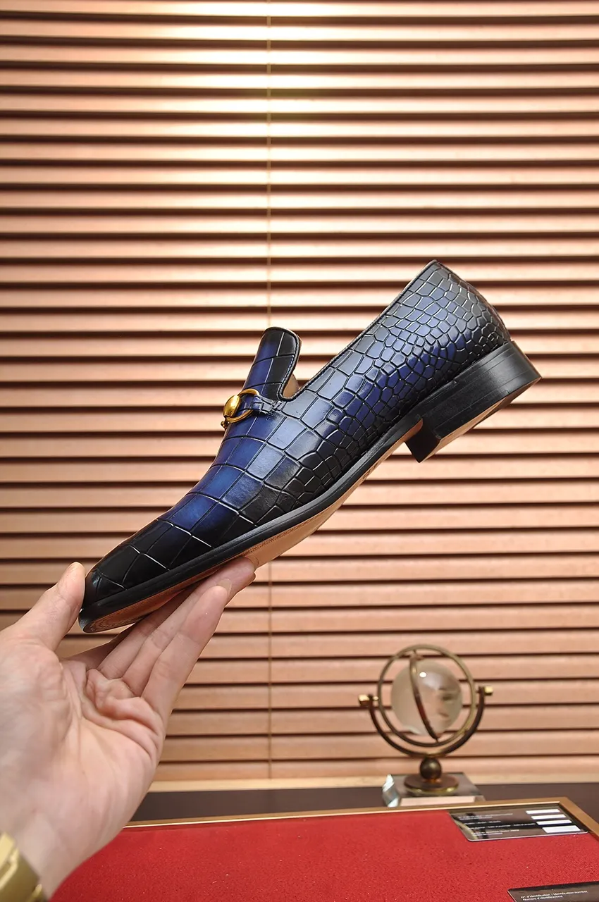 Men's shoes💰560💶Italy's top luxury men's shoe giant (GUCCI) (Gucci) (full cowhide lining) new arrival🍃Original European style🔰 Pleasant to the eye😍In order to make the shoes more durable and non-deformable🌀The production continues to follow traditional methods but there is still no lack of innovation💪Choose original sheepskin for the leather♻️ Smooth and natural And extra bright ⭐Made of imported cowhide, the first choice of rich people 38-45 (45 customized)